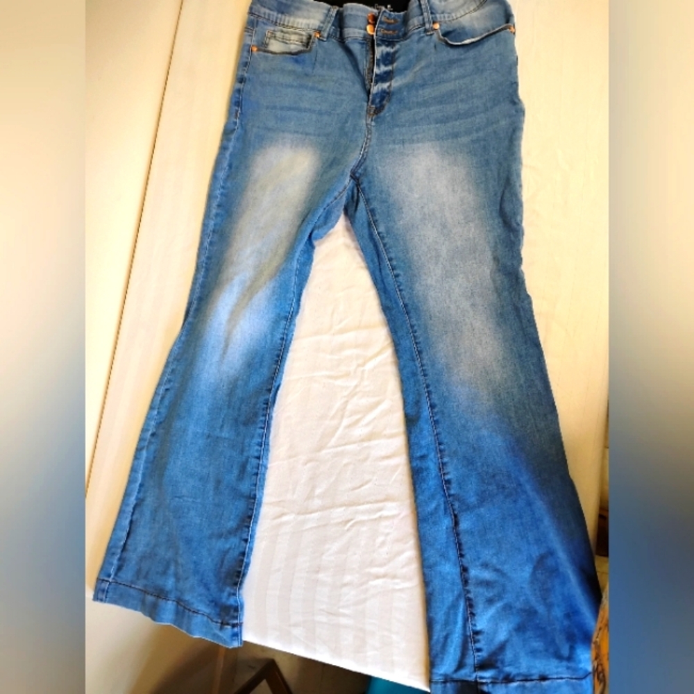 Stretchy jeans, elastic waist band, flare